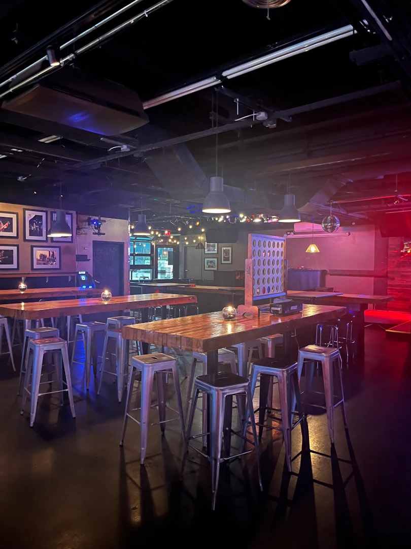 Delux Bar & Lounge